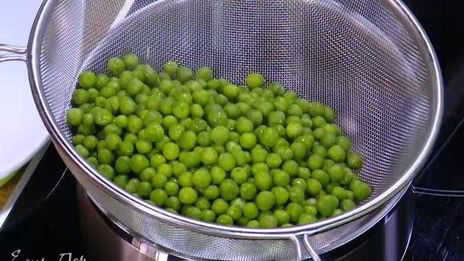 палтус с зеленым горошком в ананасовом соусе