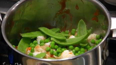 палтус с зеленым горошком в ананасовом соусе