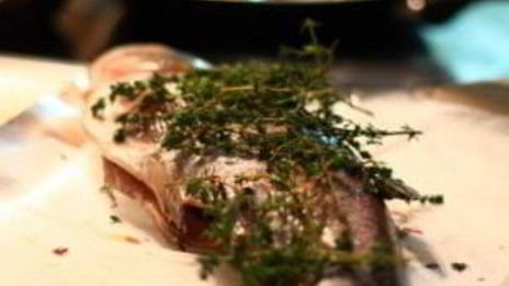 рыба с тимьяном и луком