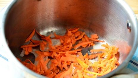 рыба в томате с луком и морковью тушеная