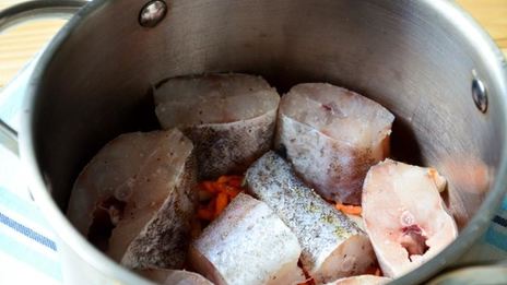 рыба в томате с луком и морковью тушеная