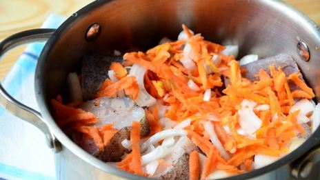 рыба в томате с луком и морковью тушеная