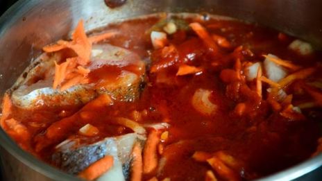 рыба в томате с луком и морковью тушеная