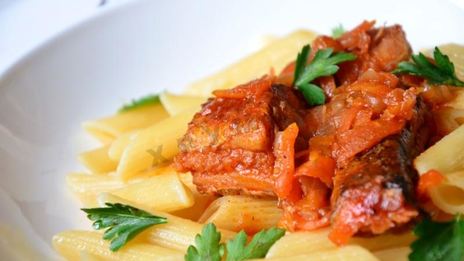 рыба в томате с луком и морковью тушеная