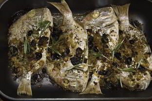 Рыба, запеченная с кедровыми орешками и изюмом