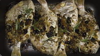 Рыба, запеченная с кедровыми орешками и изюмом