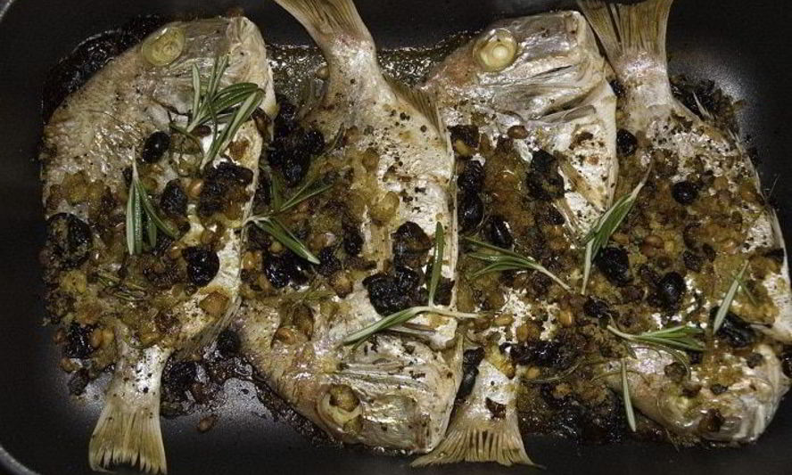 Рецепт рыба, запеченная с кедровыми орешками и изюмом