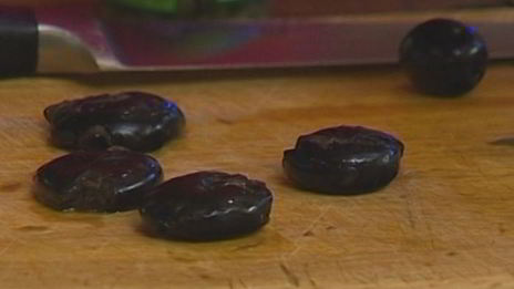 рыба, запеченная с кедровыми орешками и изюмом