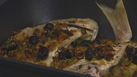 рыба, запеченная с кедровыми орешками и изюмом