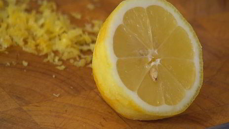 рыба, запеченная с кедровыми орешками и изюмом