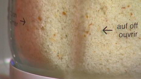 рыба, запеченная с кедровыми орешками и изюмом