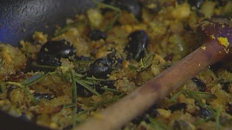 рыба, запеченная с кедровыми орешками и изюмом