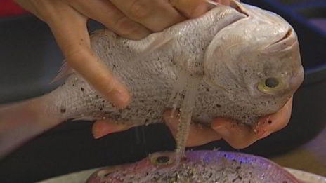 рыба, запеченная с кедровыми орешками и изюмом