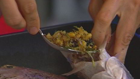 рыба, запеченная с кедровыми орешками и изюмом