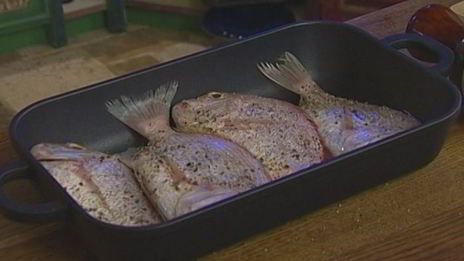 рыба, запеченная с кедровыми орешками и изюмом