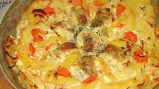 Щука с картошкой в духовке со сметаной