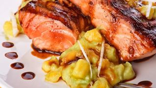 Семга с пюре из манго и авокадо