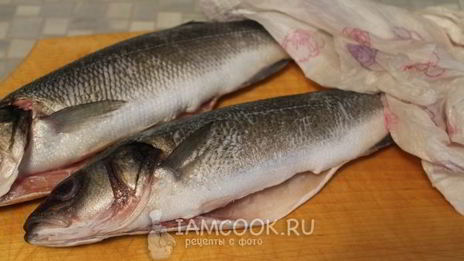 сибас, запеченный с каперсами