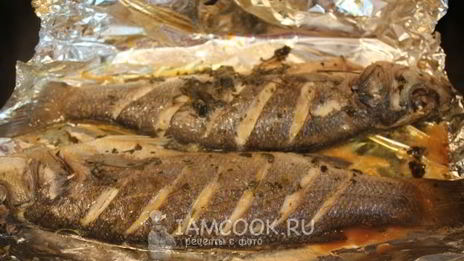 сибас, запеченный с каперсами