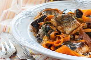 Скумбрия с морковью и луком