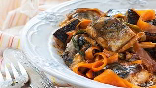 Скумбрия с морковью и луком