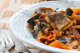 Скумбрия с морковью и луком