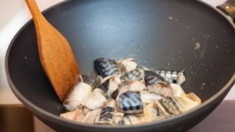 скумбрия с морковью и луком