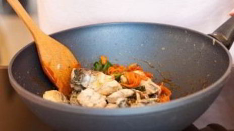 скумбрия с морковью и луком