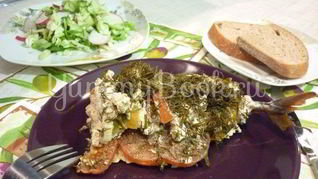 Скумбрия с остринкой, запеченная с томатом, луком и лимоном