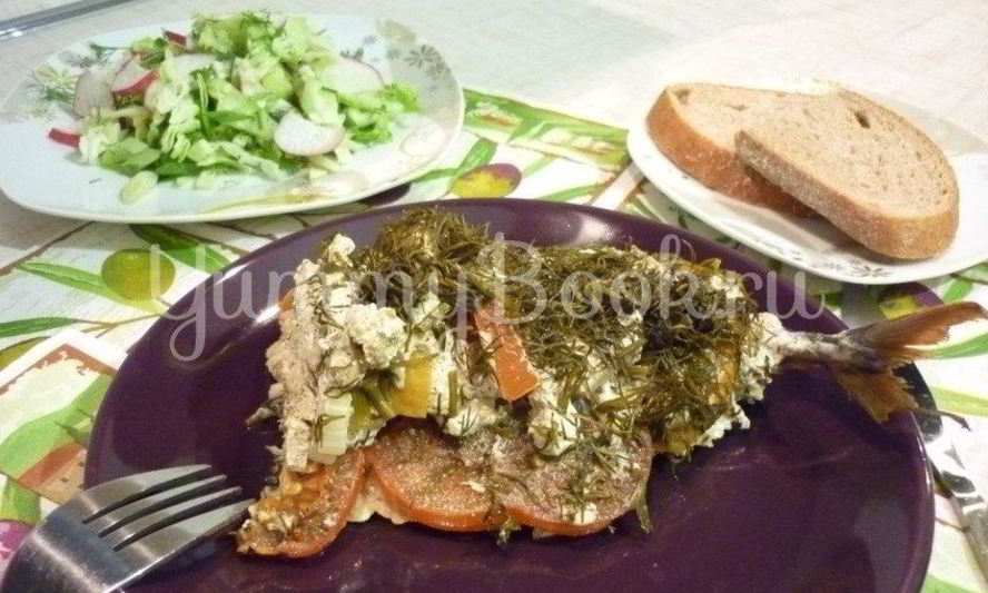 Рецепт скумбрия с остринкой, запеченная с томатом, луком и лимоном