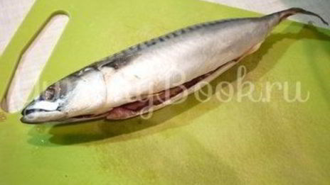 скумбрия с остринкой, запеченная с томатом, луком и лимоном