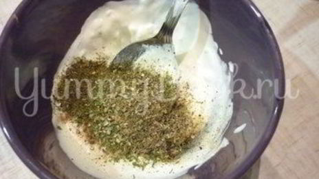 скумбрия с остринкой, запеченная с томатом, луком и лимоном