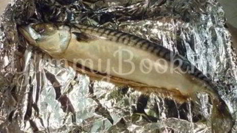 скумбрия с остринкой, запеченная с томатом, луком и лимоном