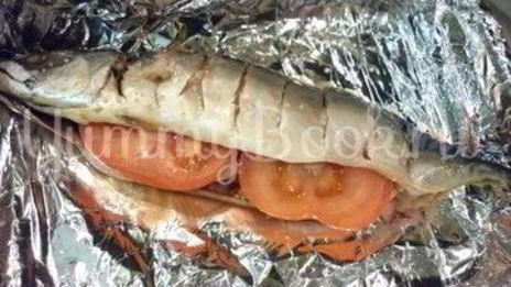 скумбрия с остринкой, запеченная с томатом, луком и лимоном