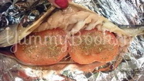 скумбрия с остринкой, запеченная с томатом, луком и лимоном