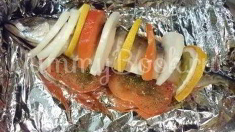 скумбрия с остринкой, запеченная с томатом, луком и лимоном