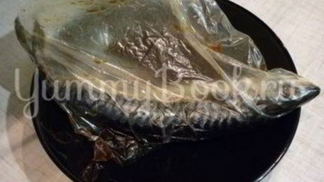 скумбрия с остринкой, запеченная с томатом, луком и лимоном