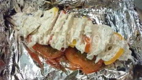 скумбрия с остринкой, запеченная с томатом, луком и лимоном