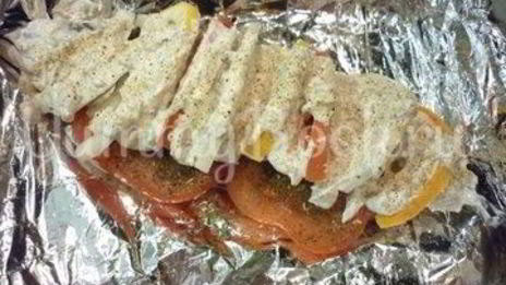 скумбрия с остринкой, запеченная с томатом, луком и лимоном