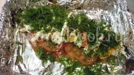 скумбрия с остринкой, запеченная с томатом, луком и лимоном