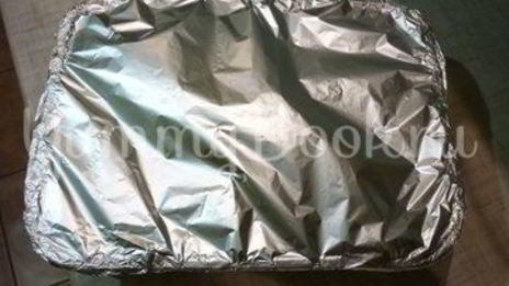 скумбрия с остринкой, запеченная с томатом, луком и лимоном