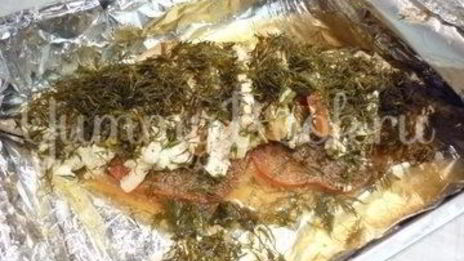 скумбрия с остринкой, запеченная с томатом, луком и лимоном