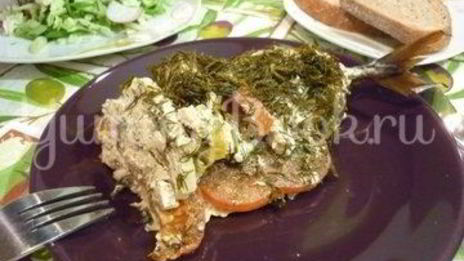 скумбрия с остринкой, запеченная с томатом, луком и лимоном