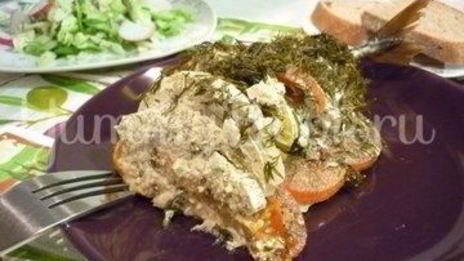 скумбрия с остринкой, запеченная с томатом, луком и лимоном