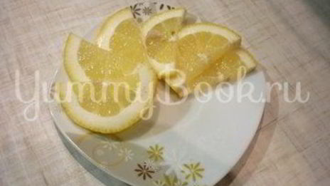 скумбрия с остринкой, запеченная с томатом, луком и лимоном