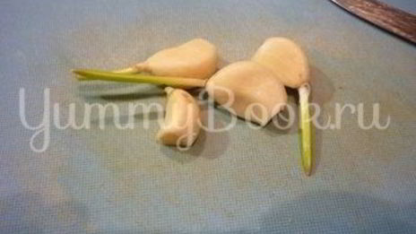 скумбрия с остринкой, запеченная с томатом, луком и лимоном