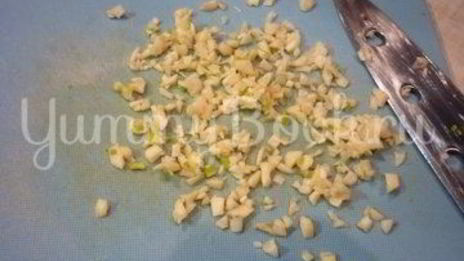 скумбрия с остринкой, запеченная с томатом, луком и лимоном