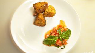 Сулугуни, жаренный в сухарях