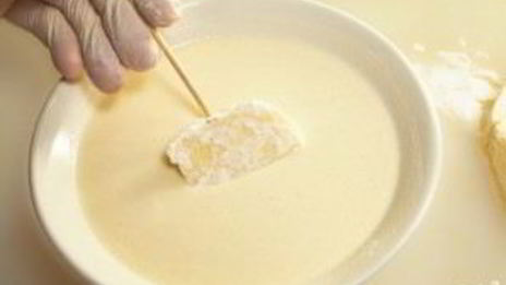 сулугуни, жаренный в сухарях