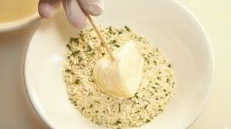 сулугуни, жаренный в сухарях